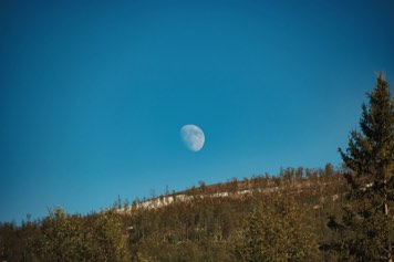 Baklia Salangen månen er på plass.